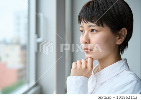窓の外を眺める女性 窓の外を眺める女性 101962112