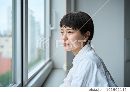窓の外を眺める女性 101962115