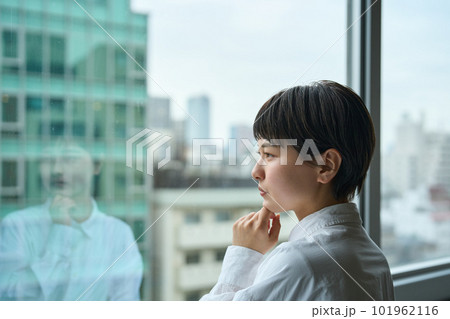 窓の外を眺める女性 窓の外を眺める女性 101962116