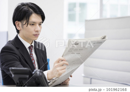 新聞を読むビジネスマン 新聞を読むビジネスマン 101962168