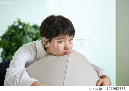 お疲れな表情の女性 101962583