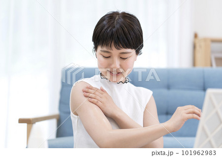 日焼け止めを塗る若い女性 日焼け止めを塗る若い女性 101962983