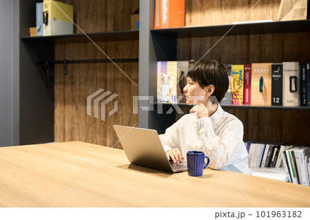オフィスで作業する女性 101963182