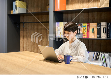 オフィスで作業する女性 101963184