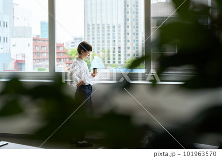 落ち込んだ表情の女性 101963570