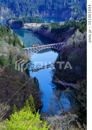 只見線　春の第一只見川橋梁を渡る列車キハE120-2(福島県三島町、4月中旬) 101963884