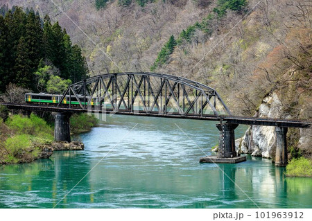 只見線　春の第四只見川橋梁を渡る列車キハE120形(福島県金山町、4月中旬) 101963912