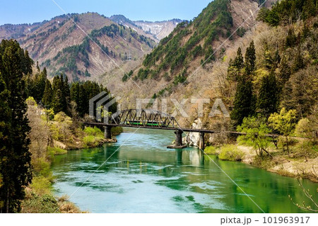 只見線 春の第四只見川橋梁を渡る列車キハE120形(福島県金山町、4月中旬) 只見線 春の第四只見川橋梁を渡る列車キハE120形(福島県金山町、4月中旬) 101963917