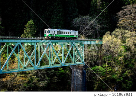 只見線 新緑の第二只見川橋梁を渡る列車キハ110系(福島県三島町、4月下旬) 只見線 新緑の第二只見川橋梁を渡る列車キハ110系(福島県三島町、4月下旬) 101963931