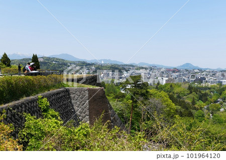 【仙台市「青葉城(仙台城)址」伊達政宗公騎馬像前広場より仙台大観音方面を望む】 101964120