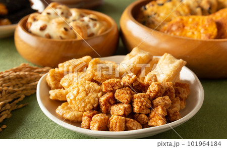 揚げ煎餅　いろいろな米菓　お菓子　せんべい 101964184