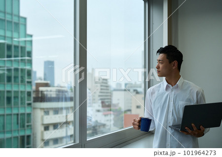 窓際に佇む男性 101964273