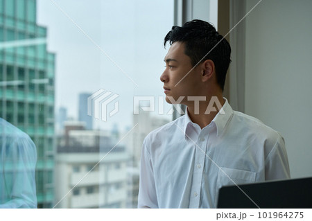 窓際に佇む男性 101964275