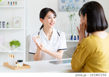 エステサロンでお客様を接客する若い女性のスタッフ エステサロンでお客様を接客する若い女性のスタッフ 101967250