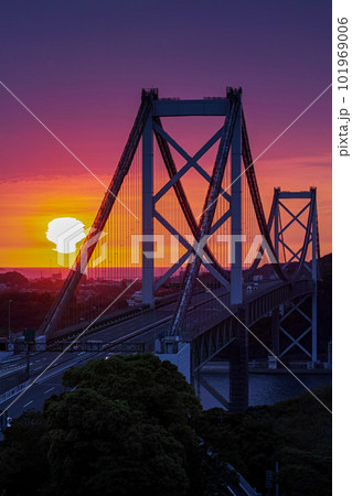福岡・山口県/ 関門橋の夕陽（和布刈公園・めかり公園） 101969006