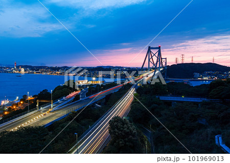福岡・山口県/光跡が美しい 関門橋の夜景(和布刈公園・めかり公園) 福岡・山口県/光跡が美しい 関門橋の夜景(和布刈公園・めかり公園) 101969013