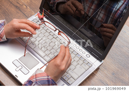 【在宅ワークで仕事をこなす女性】 101969049