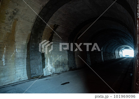 古いトンネルを通る 古いトンネルを通る 101969096