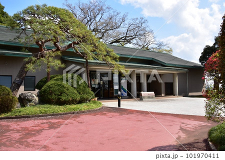 佐野市　城山公園（佐野城跡）散策路と万葉の里城山記念館と新緑 101970411