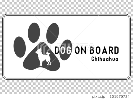 貼紙的插圖，其中一隻狗騎在車裡，上面有吉娃娃狗的輪廓和腳印 101970724