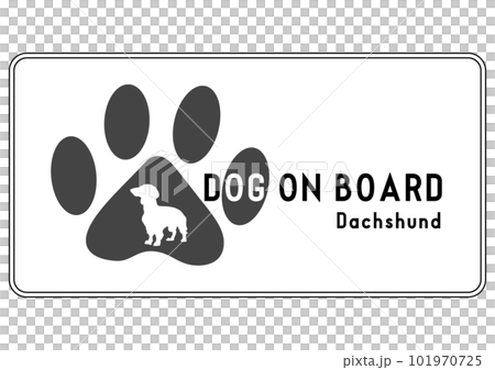 一隻狗騎在車裡的貼紙插圖，上面有一隻迷你臘腸狗和腳印的輪廓 101970725