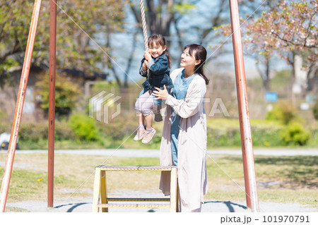 公園で遊ぶ親子 101970791