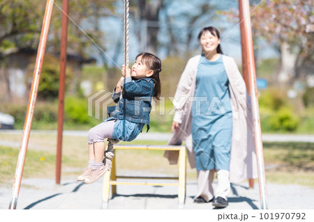 公園で遊ぶ親子 101970792