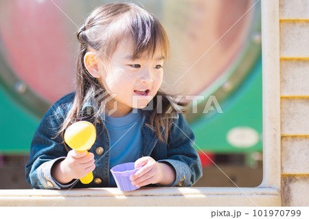 公園で遊ぶ幼児 公園で遊ぶ幼児 101970799