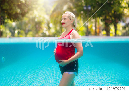 Pregnant woman in swimming pool. Healthy pregnancy Pregnant woman in swimming pool. Healthy pregnancy 101970901