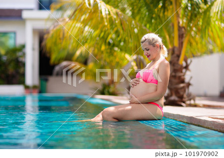 Pregnant woman in swimming pool. Healthy pregnancy 101970902