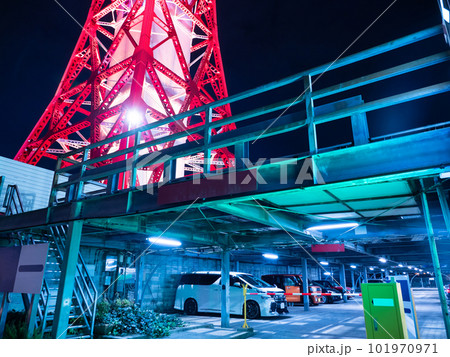 夜のライトアップされたタワーと駐車場 101970971