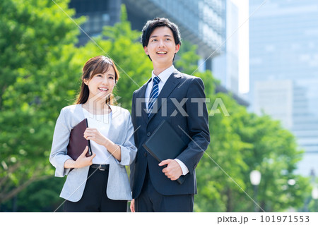 オフィス街で打ち合わせをするビジネスマンの男女 101971553