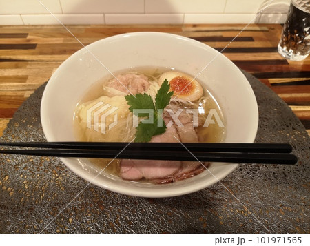 港区芝のラーメン屋「麺屋おやゆび」のワンタンラァ麺 101971565