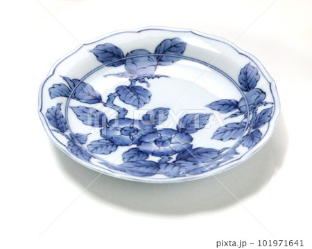 日本の伝統できな和食器、藍絵つき平皿 日本の伝統できな和食器、藍絵つき平皿 101971641