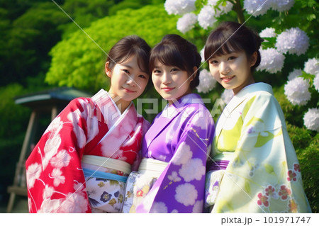 浴衣を着た3人の日本人女性 浴衣を着た3人の日本人女性 101971747