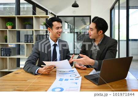 Businessepoepl shearing idea, discussing corporate business plan together at modern office Businessepoepl shearing idea, discussing corporate business plan together at modern office 101971844