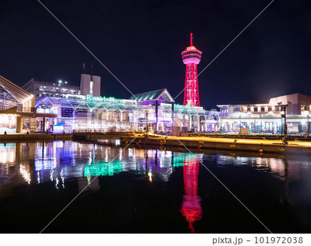 夜のライトアップされた赤いタワー・ベイサイドプレイス博多 101972038