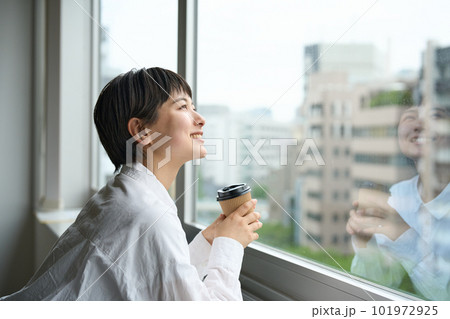 コーヒーカップを持つ女性 コーヒーカップを持つ女性 101972925