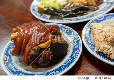 taiwanese braised pork feet 101973038