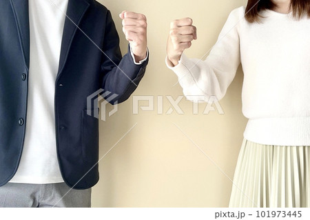 ガッツポーズの男性と女性　一緒に頑張ろう 101973445