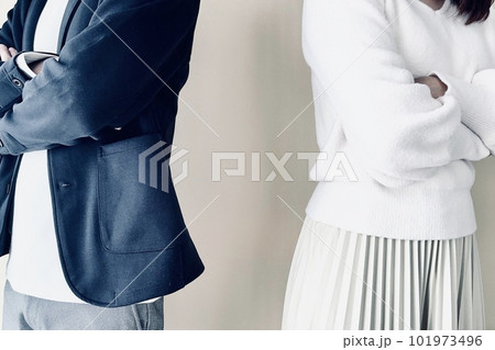 喧嘩して背を向ける男性と女性 喧嘩して背を向ける男性と女性 101973496