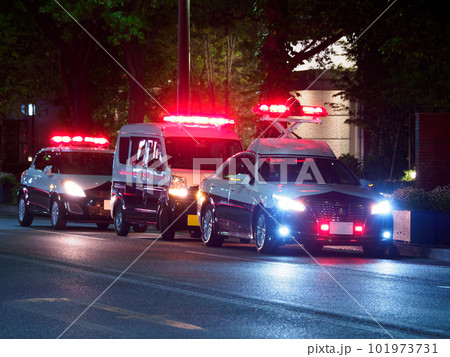サイレンのランプを光らせるパトカー・夜の事件現場 サイレンのランプを光らせるパトカー・夜の事件現場 101973731