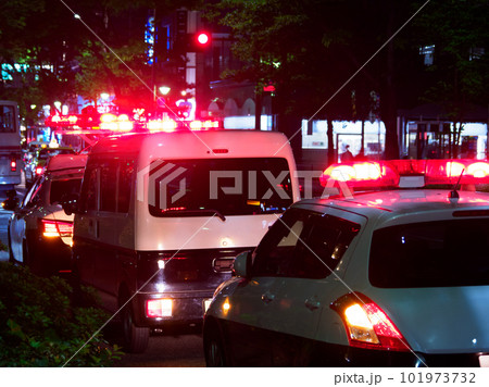 サイレンのランプを光らせるパトカー・夜の事件現場 サイレンのランプを光らせるパトカー・夜の事件現場 101973732