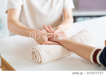 ハンドマッサージを受ける若い女性 ハンドマッサージを受ける若い女性 101973737