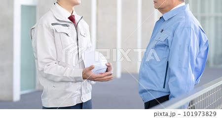 作業服で説明するビジネスマン　手元 101973829