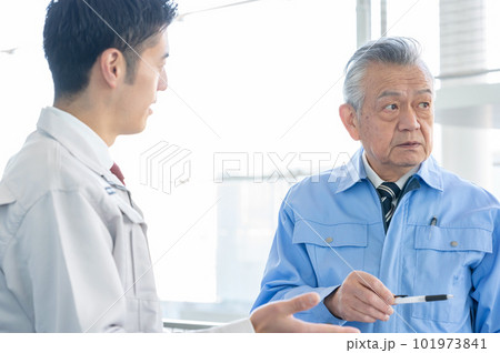 作業服で会話するビジネスマン 作業服で会話するビジネスマン 101973841