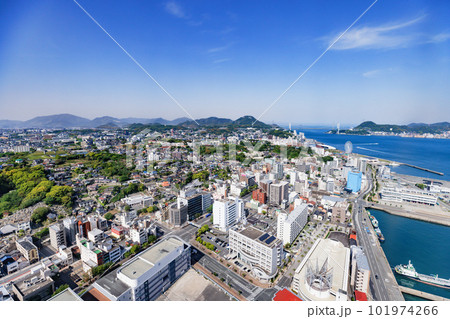 タワーの上から見る山口県下関と北九州の街並み 101974266