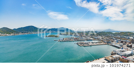 タワーの上から見る山口県下関と北九州の街並み タワーの上から見る山口県下関と北九州の街並み 101974271