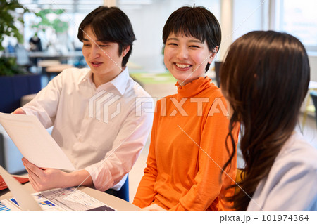 オフィスで話し合う男女 101974364