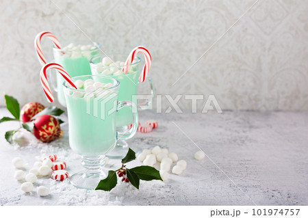 Green peppermint hot chocolate with marshmallows 101974757